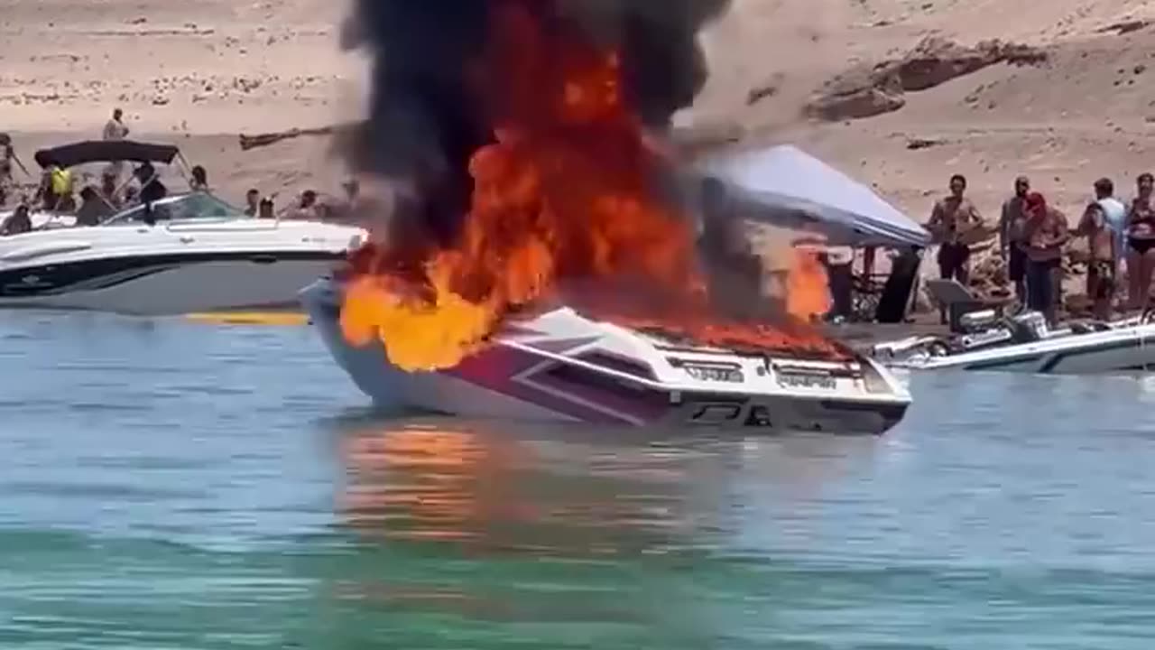 Boat fire Callville Bay, Lake Mead..😬
