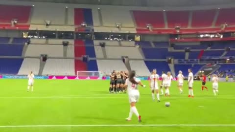 Beautiful Angle Of Beth Mead's Free Kick For Arsenal