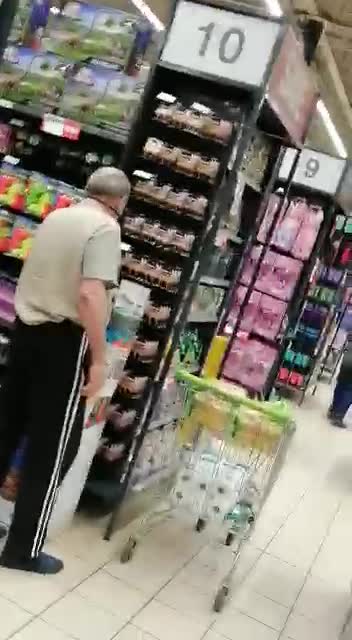 Gun mert Chris Prinsloo spotted at shopping mall