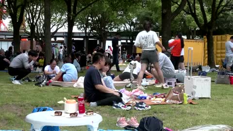 Shanghai residents enjoy first holiday since lockdown lifted