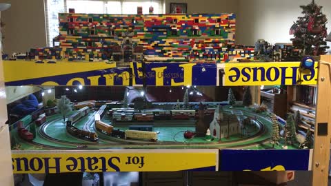 Burlington Northern 2507, BNSF 3820 on HO with LEGO train running around the Palace