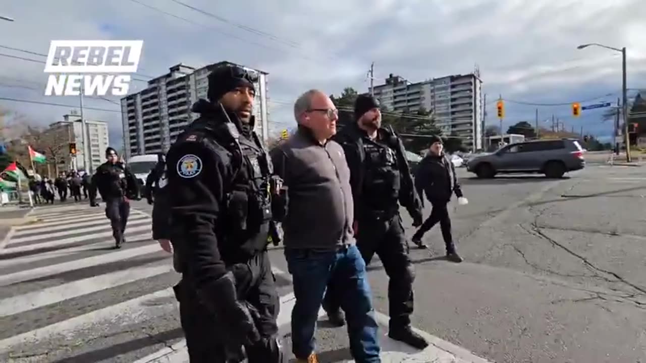 Ezra Lavant of Rebel Media DELIBERATELY provokes Palestinian supporters in Canada.mp4