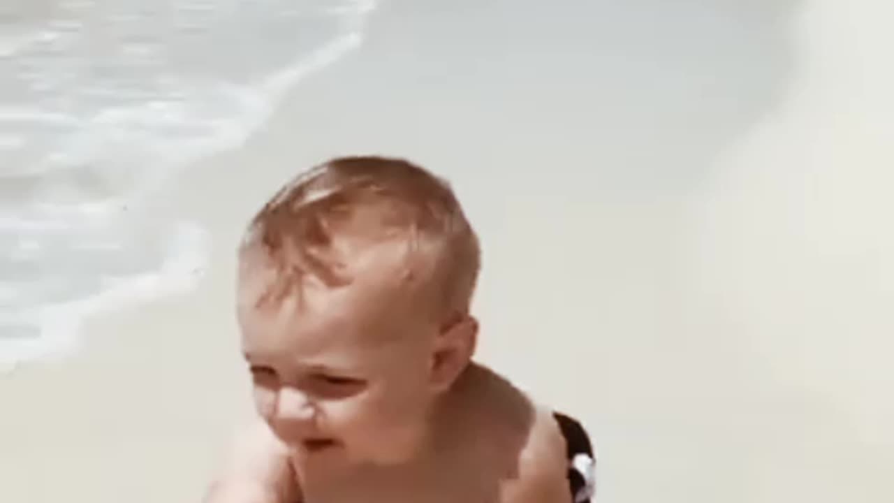 viral Child reaction on Sea beach