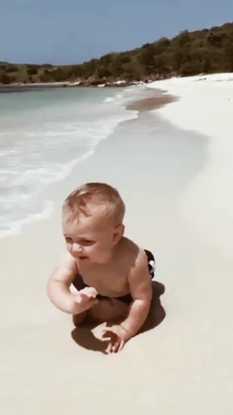 viral Child reaction on Sea beach