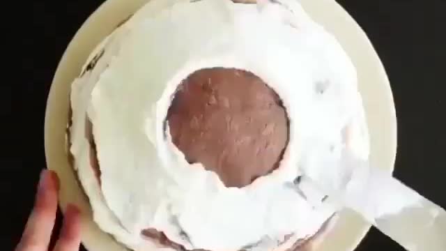 Whoever made this cake is a real artist.