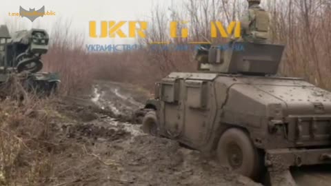 😀 STEP-BRO I'M STUCK: in Ukrainian mud as American humvee struggles to survive Ukrainian mud,