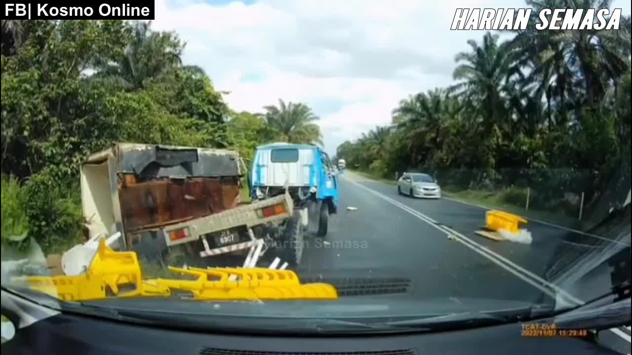"Habis berterabur.." Lori katering rempoh Treler di Johor