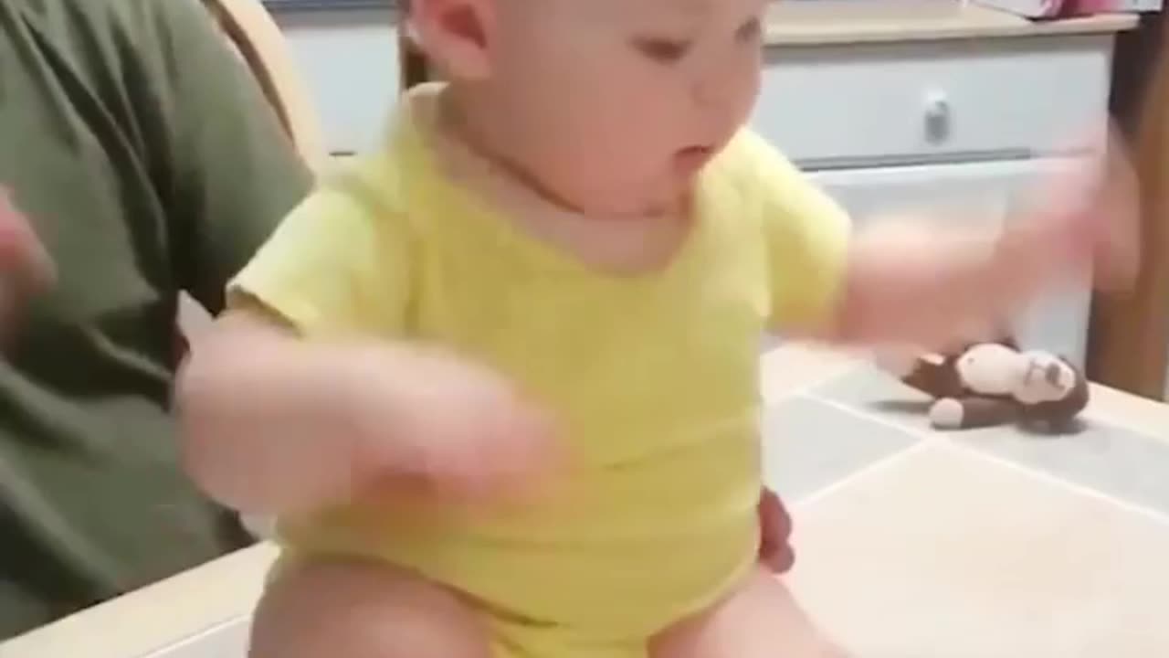 Funny baby dancing 😂