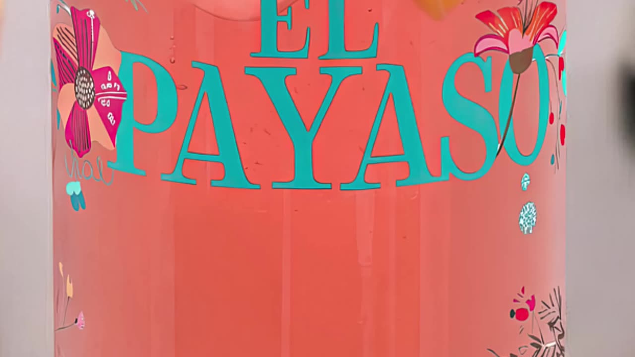 ¡Disfruta tus bebidas en este vaso único de El Payaso! #ElPayaso #VasoDecorado