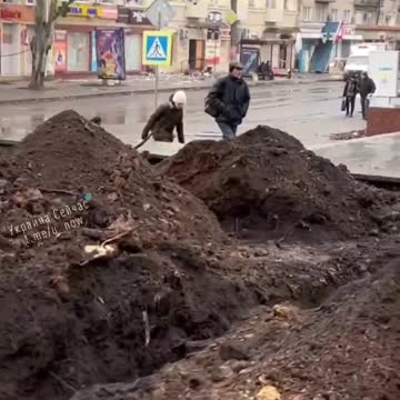 Ukrainian army is already digging trenches in the very center of Bakhmut (Artyomovsk).