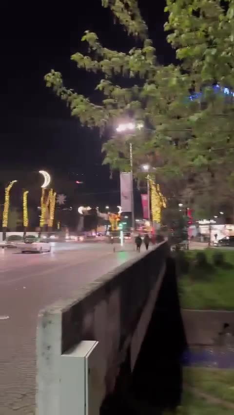 'Nga mbrapa, vetëm për para’/ Posterat që shpjegojnë qeverisjen e Ramës