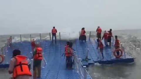 COULD YOU BALANCE ON。THIS FLOATINGBRIDGE