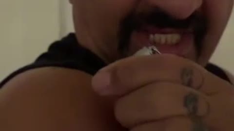 האיש מציג כיצד מקום הזריקה זוהר