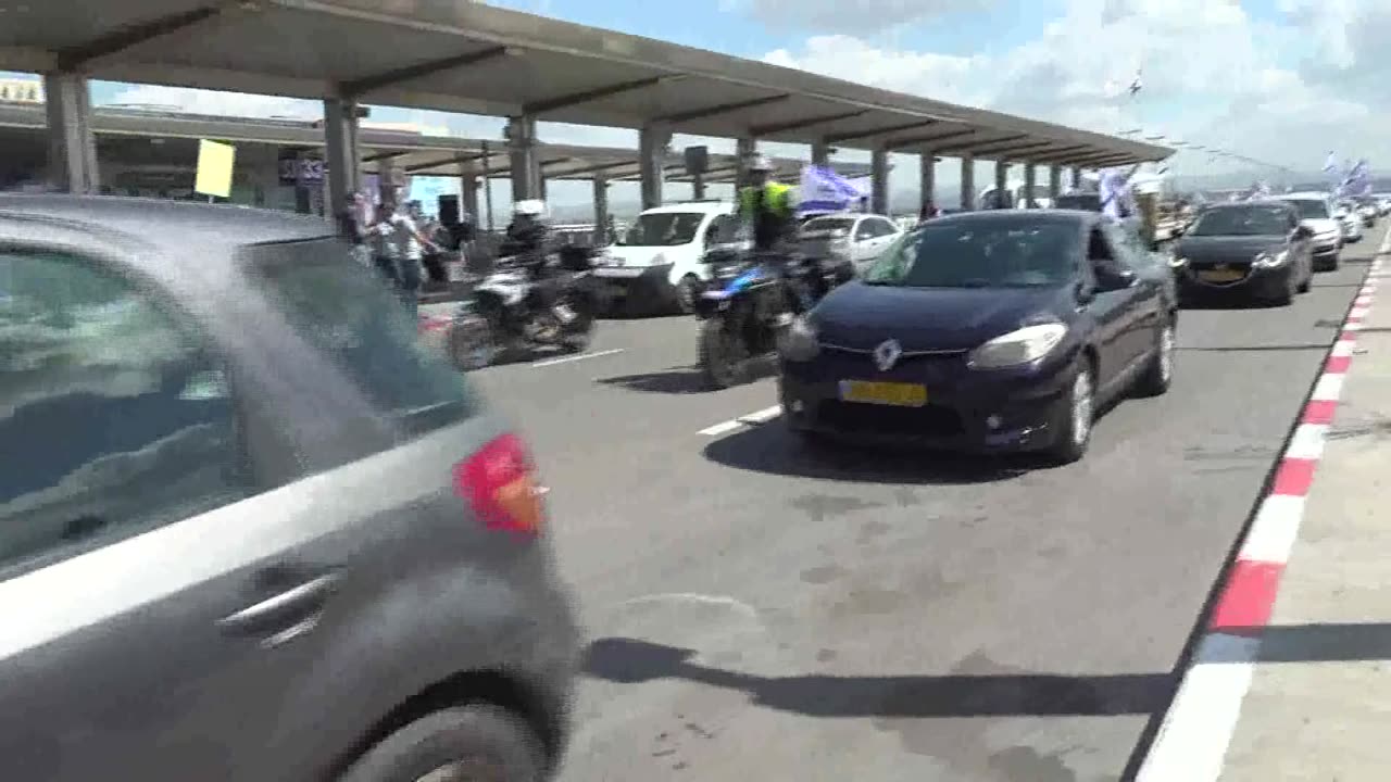 Anti-judicial reform protestors in Israel block roads and access to airport