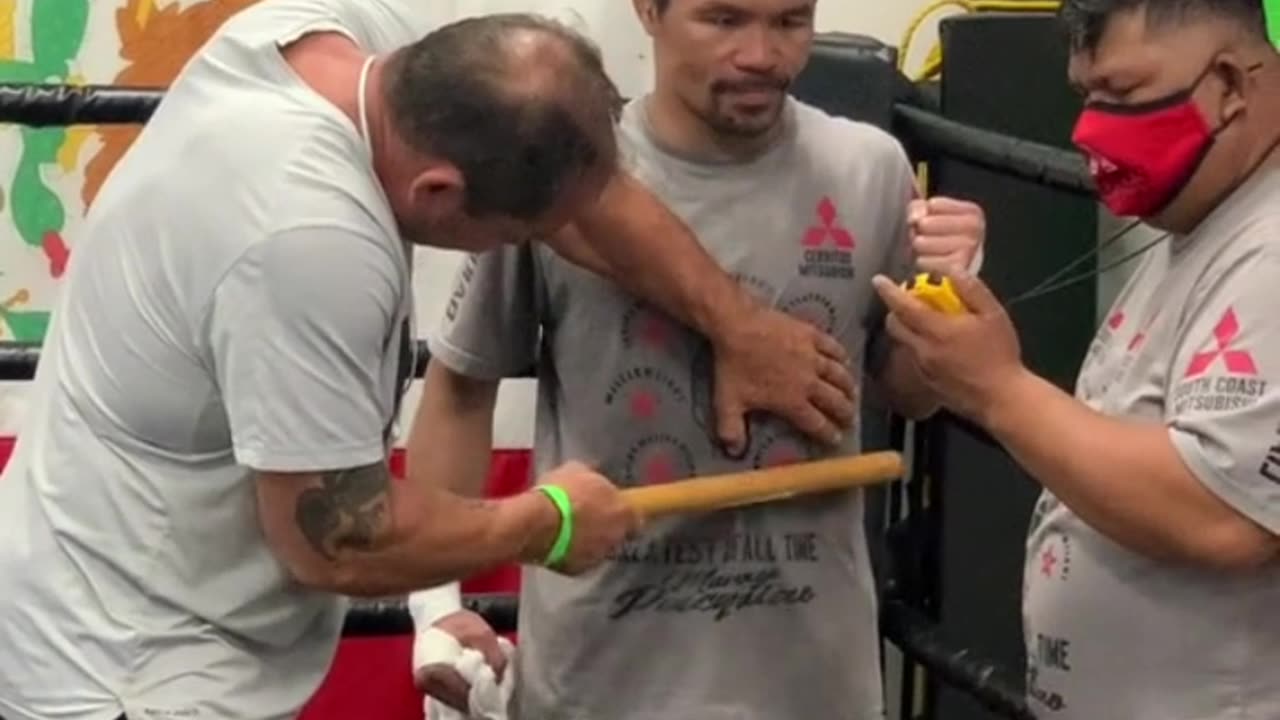 Manny Pacquiao getting the stick treatment🐐😎