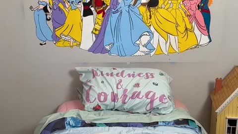 Dad paints Princesses over kid's bed! 😍