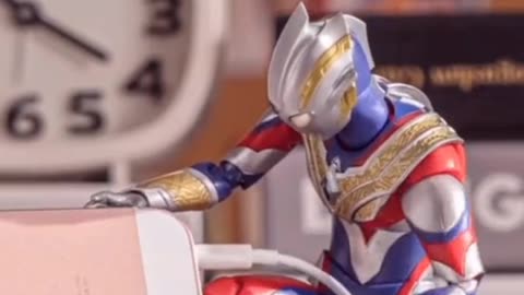 Ultraman ngecas handphone