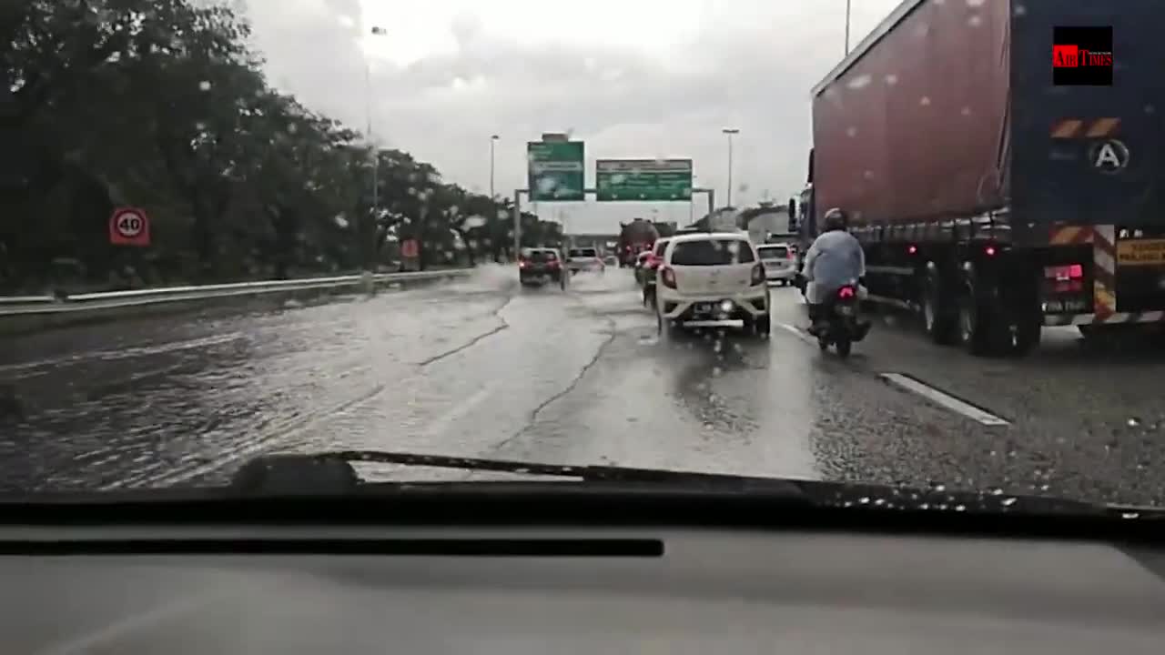 Banjir kilat punca kesesakan lalu lintas