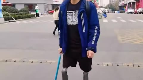 Man with two prosthetic legs is living life without limits! 👏