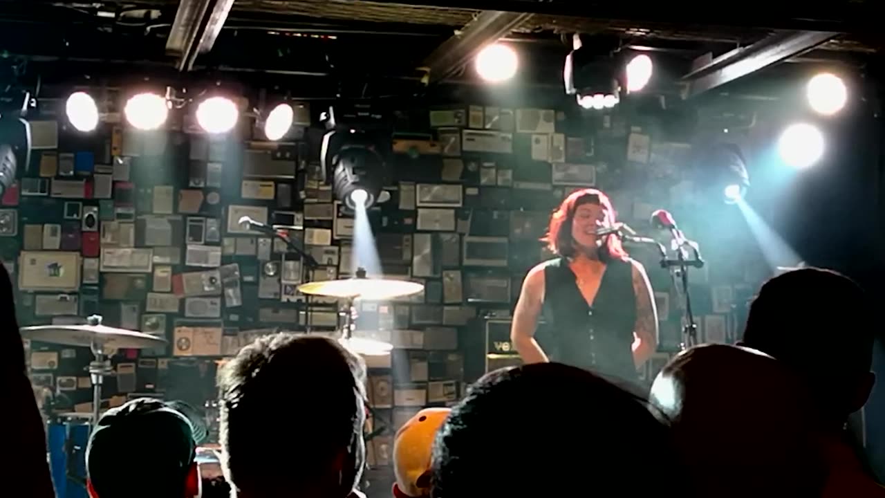 Zia McCabe of the Dandy Warhols, singing the encore (2018)