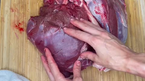 Butchering a deer hindquarter #venison #cooking #Recipe