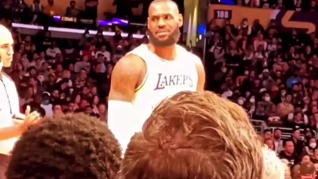 The Lakers were clapping back at heckling fans yesterday 😳😳