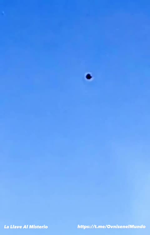 Oklahoma USA 🇺🇸. 2023 . A Spherical UFO appears out of nowhere. They are here . 😲!