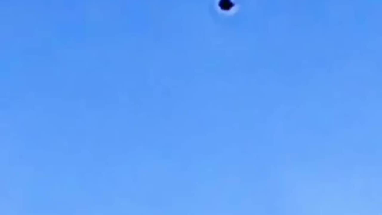 Oklahoma USA πΊπΈ. 2023 . A Spherical UFO appears out of nowhere. They are here . π²!