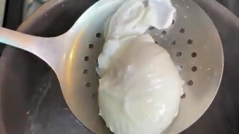 How to poached an egg perfectly.