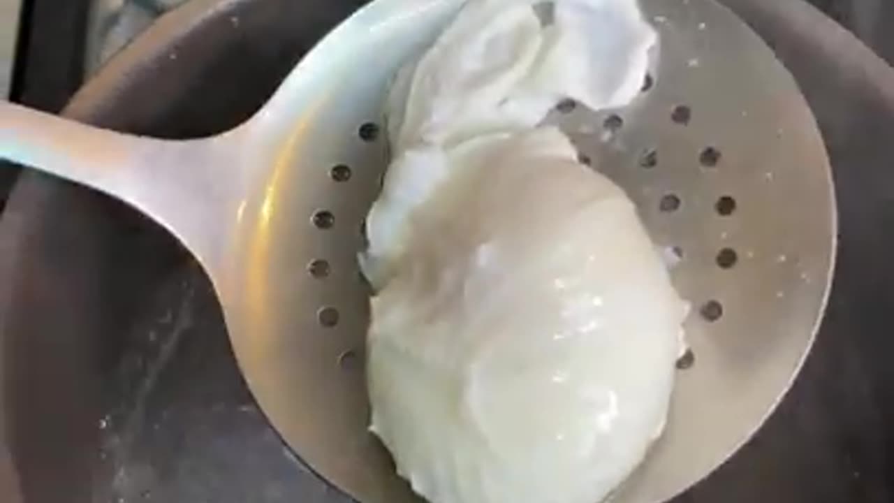 How to poached an egg perfectly.