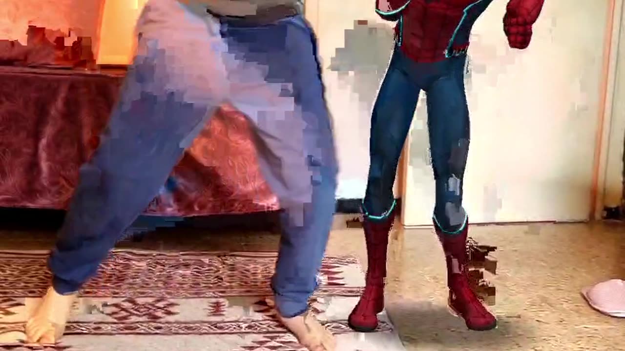 Hamza et Anas dansent avec le filtre Spider-Man