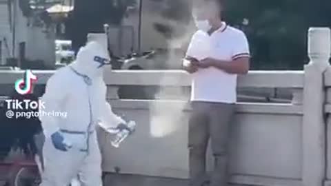 ΕΝΑ ΨΕΚΑΣΜΑ ΚΑΙ ΕΦΥΓΕΣ