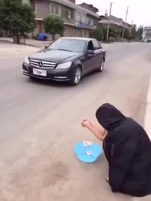 Man gets robbed while trying to be kind