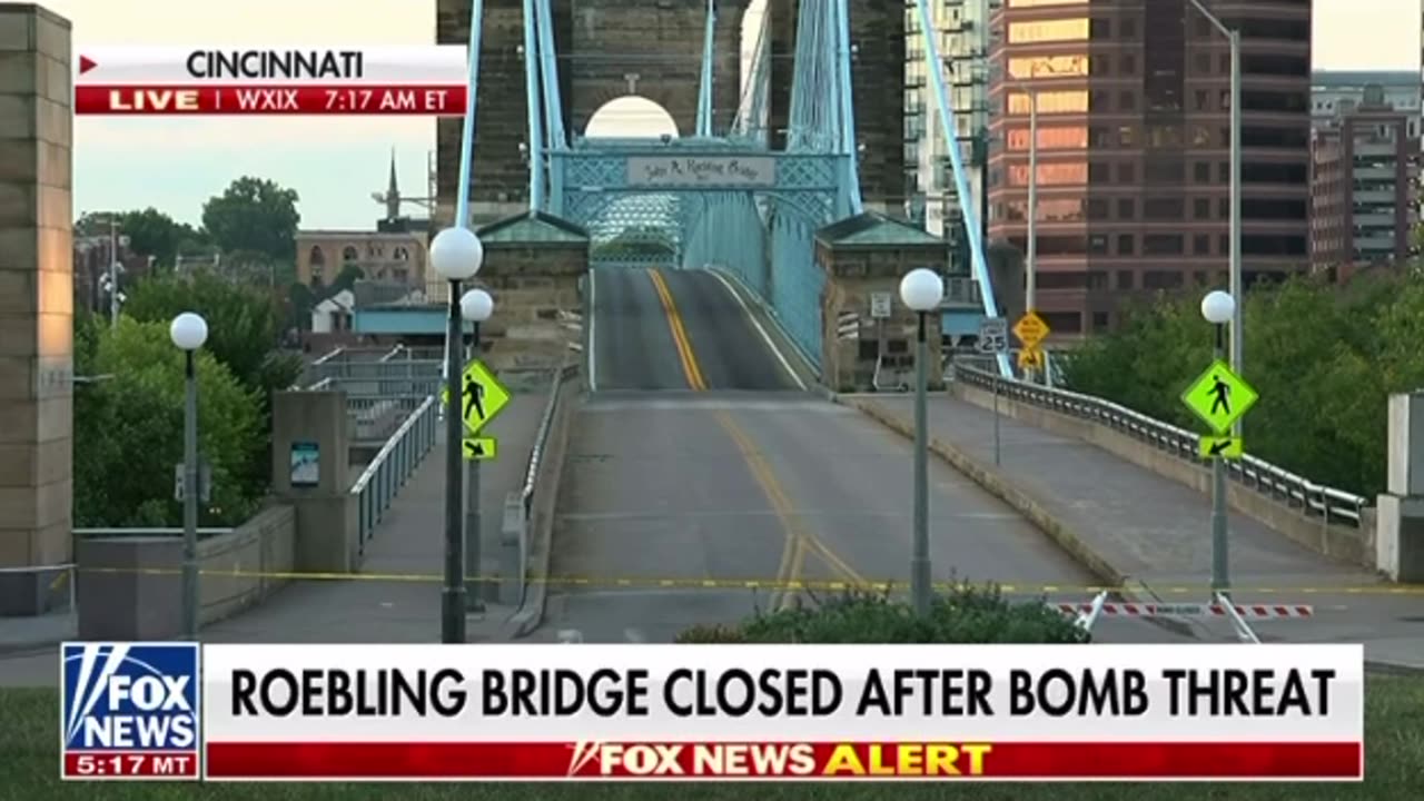 🚨 bridge linking Cincinnati in Covington KY closed due to bomb threat