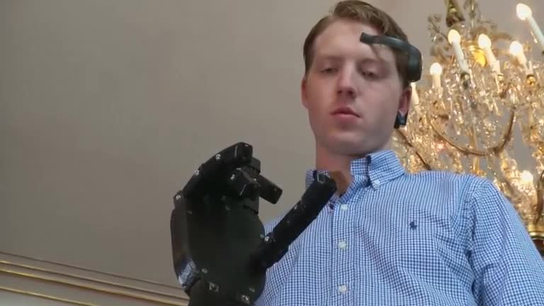 Cheap 3D printed robotic arm controlled by the mind