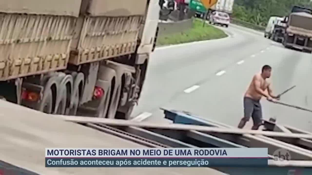 Motorista e caminhoneiro saem na porrada no meio de rodovia | Primeiro Impacto (27/10/22)