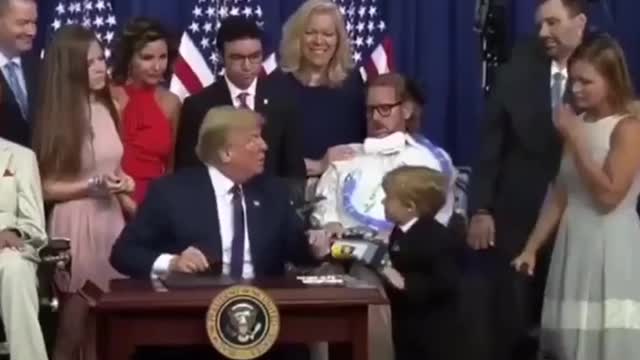 Sweet Moment between President Trump and a Young boy 🥰😊