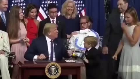 Sweet Moment between President Trump and a Young boy 🥰😊