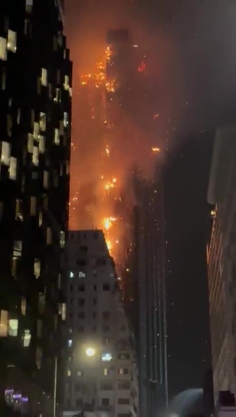 China Gran incendio en un rascacielos en construcción en Hong Kong.