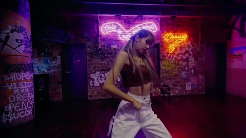 LISA- _RUNAWAY_MV_LLOUD_LALISA_MANOBAL