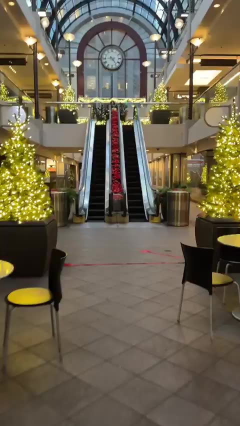 San Francisco’s Crime Problem Turns Beautifully Decorated Mall Into a Ghost Town