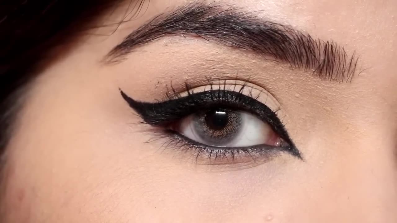 TRICK : How To Apply Eyeliner || ऑय लाइनर कैसे लगाए || Wing + Inner corner