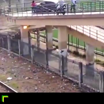 Motorista tenta atravessar passarela com carro no Rio de Janeiro