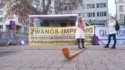 Frauen Friedensbus Abschluss-Demo in Stuttgart mit Eva Rosen, Güzey und Anna am 31.12.2020