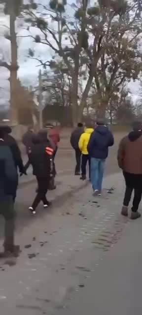 ukraine close kiev 25-Feb 2022 people try to stop tank