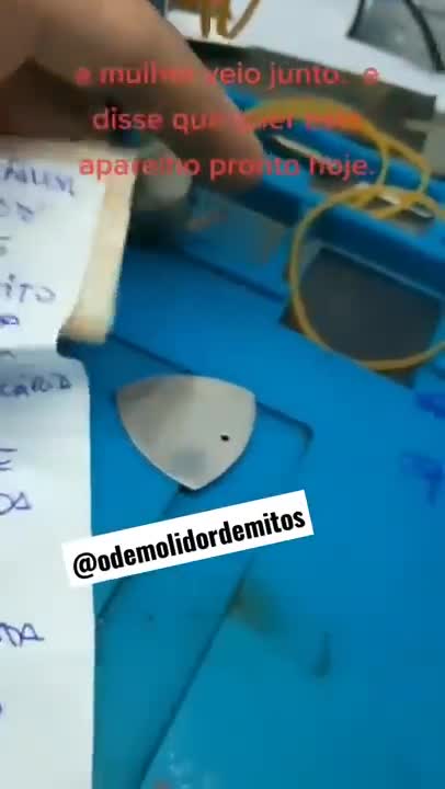 Pastor joga celular no vaso para esposa não descobrir