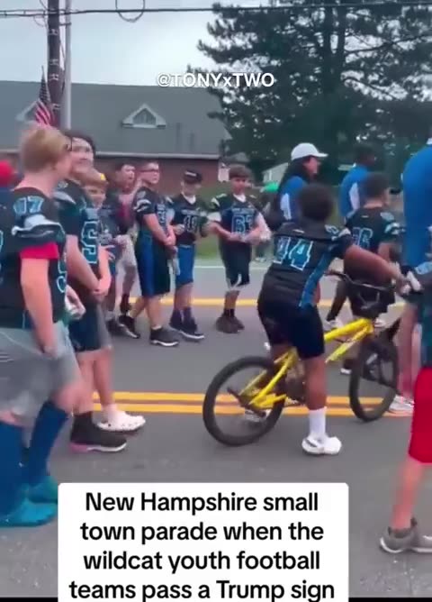TONY™️ @TONYxTWO 🔥🚨BEST THING I’VE SEEN ALL DAY!! Youth football team passes a TRUMP sign