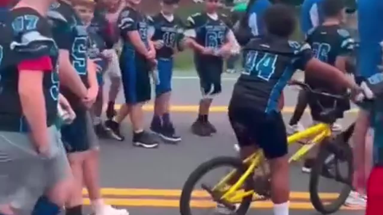 TONY™️ @TONYxTWO 🔥🚨BEST THING I’VE SEEN ALL DAY!! Youth football team passes a TRUMP sign