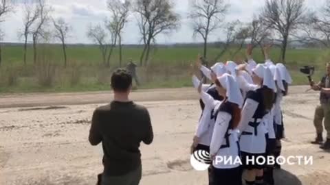 Obyvatelé Donbasu vítají kolonu ruských vojáků