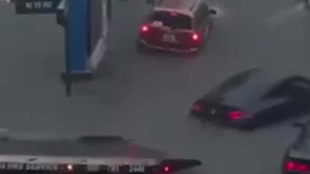 Flooded Miami： Cars Submerged in Wednesday's Downpour